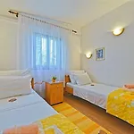 House Viki בית נופש פוסטיר